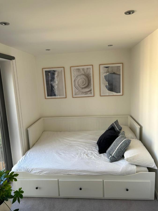 Cosy Bedroom In Luxury Apartment Лондон Екстер'єр фото